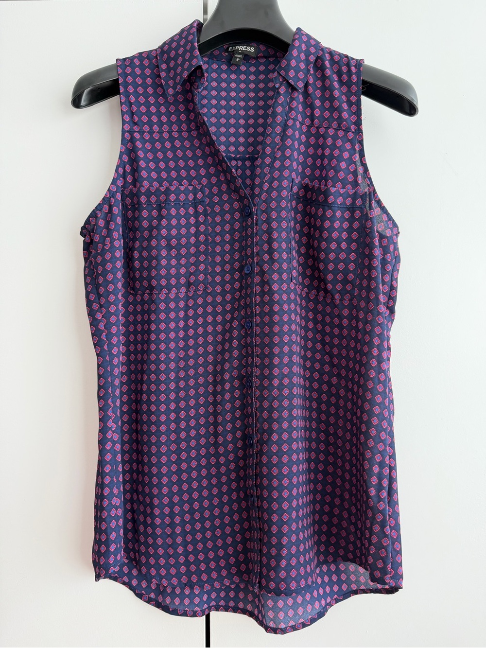 Express Women's Sleeveless Portofino Printed Collared Blouse - Navy/Pink Pattern